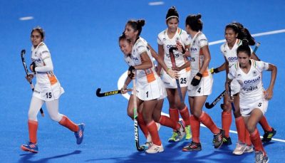india womens hockey team raises