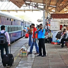 passengers to arrive railway station