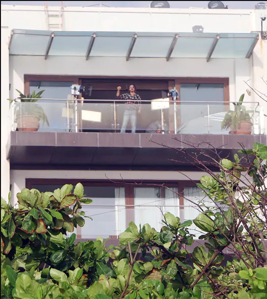 shahrukh spotted shooting mannat