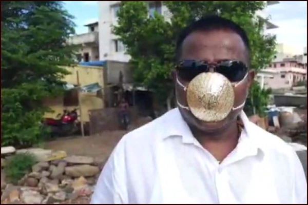 Pune man wears mask