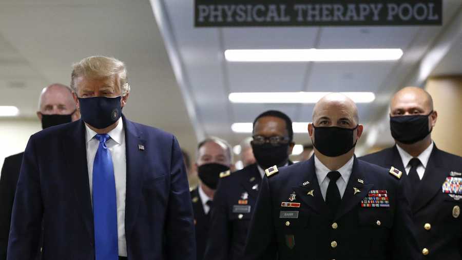 Donald Trump wears face mask