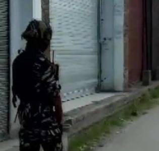 Jaish militants attack police