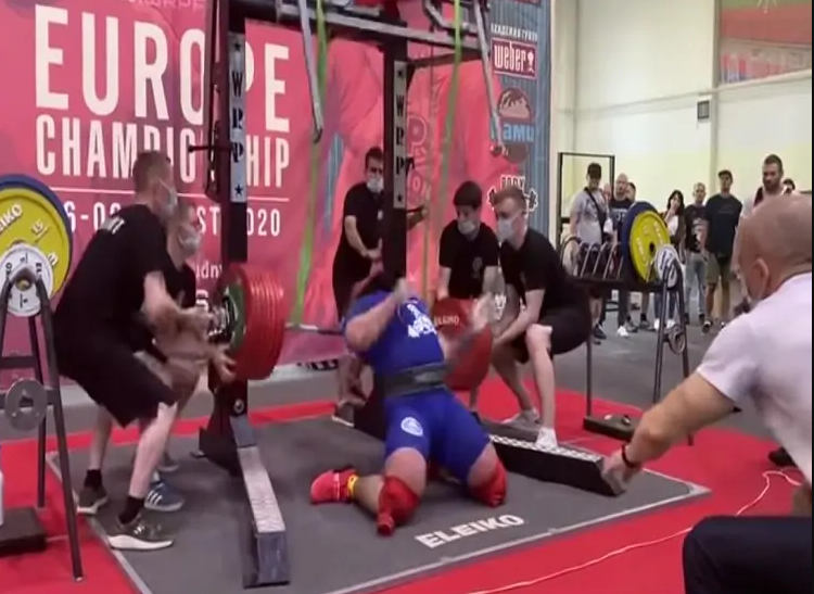 russian powerlifter breaks leg