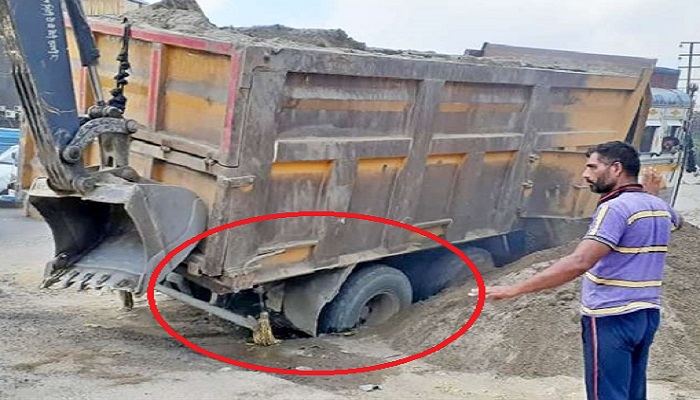 wheel truck stuck ferozepur road