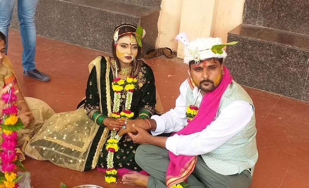 indore woman suicide in mall