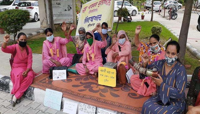 asha workers protest civil hospital