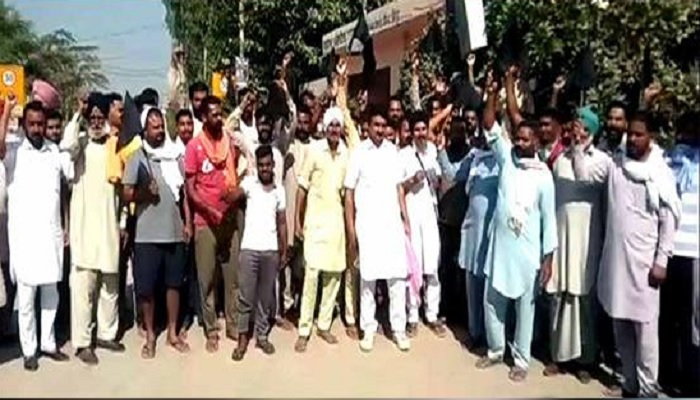 Farmers protesting against Raja Waring