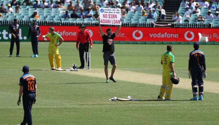 aus vs ind 1st odi two protesters