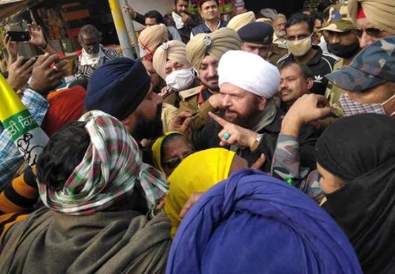 Hansraaj hans surrounded by Protesters
