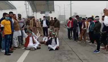 Farmers protest on toll plaza