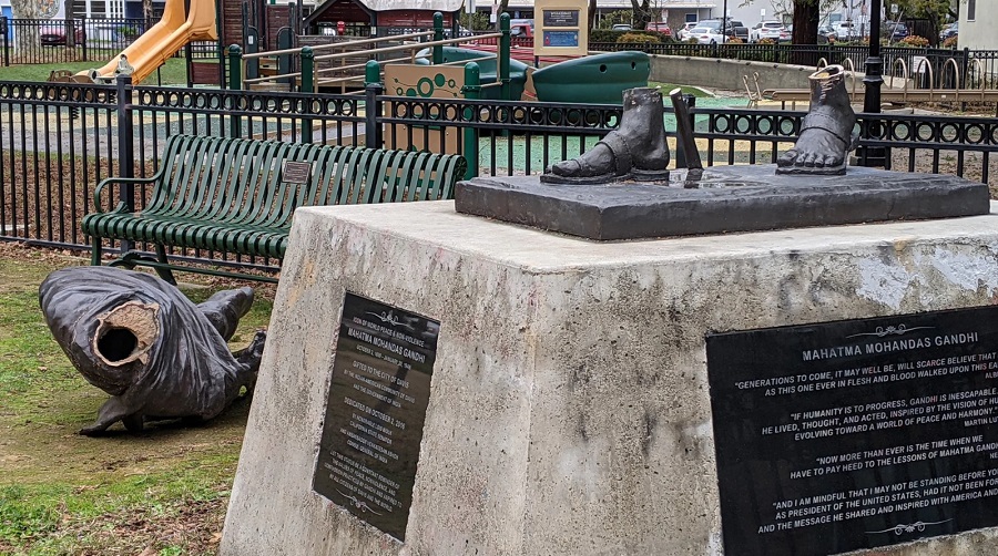 statue of mahatma gandhi