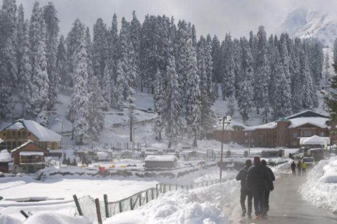 Heavy snowfall in Kashmir