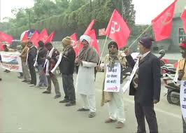 made human chain support of farmers