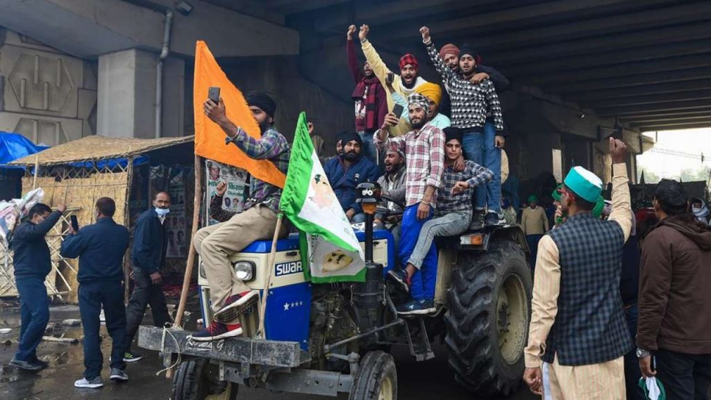 More Tractors On Way To Delhi