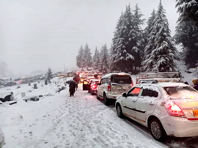 Over 500 tourists stranded in Manali