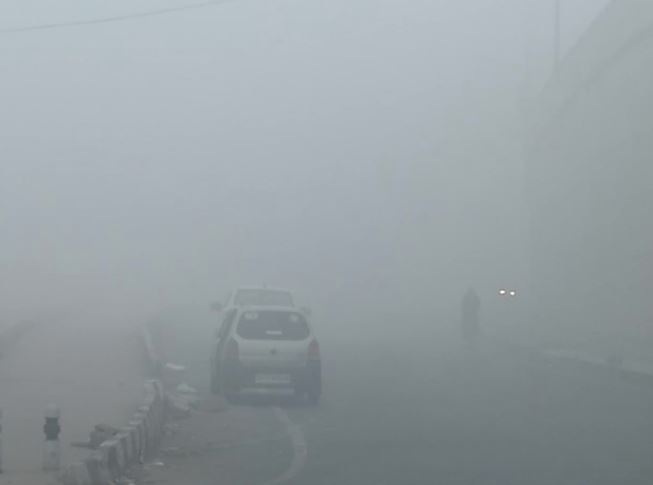 Blanket of fog shrouds Delhi