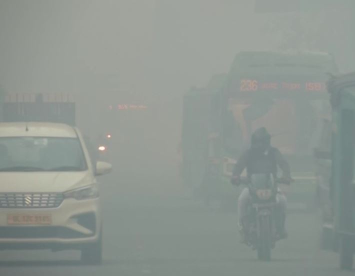 Blanket of fog shrouds Delhi