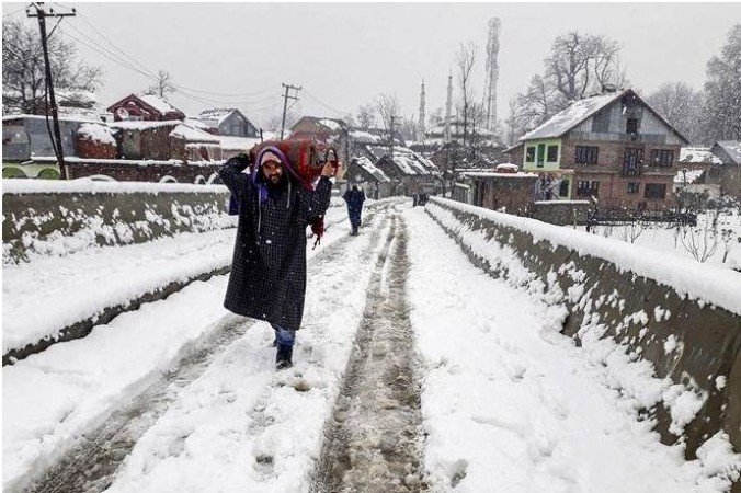Heavy snowfall in Kashmir