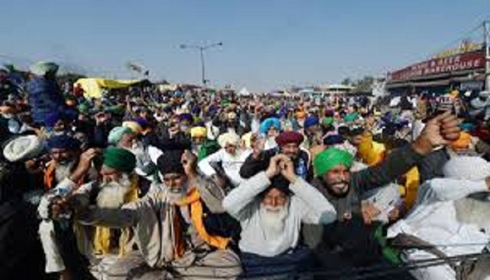 youth gathered at ghazipur border
