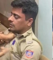 delhi police constable badly beaten video goes viral