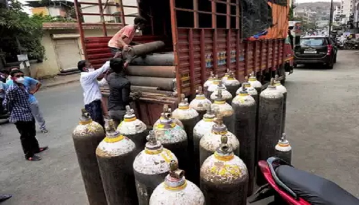 oxygen cylinder in auto rickshaw