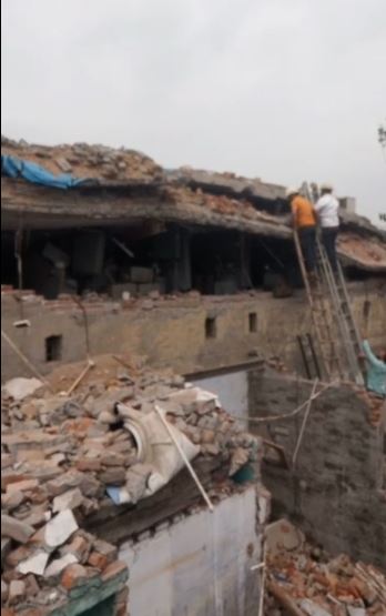 people buried due to collapsed factory building