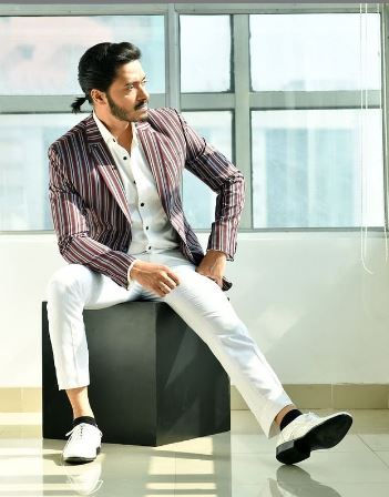 shreyas talpade reveals about being back stabbed