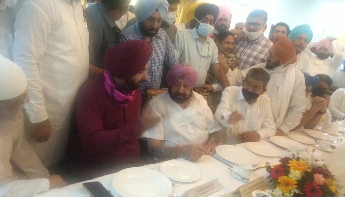 Navjot Sidhu ignores Captain