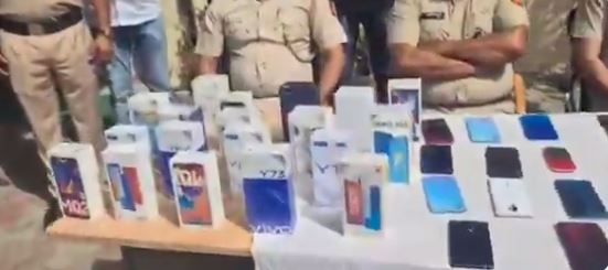 Gang arrested for stealing mobiles