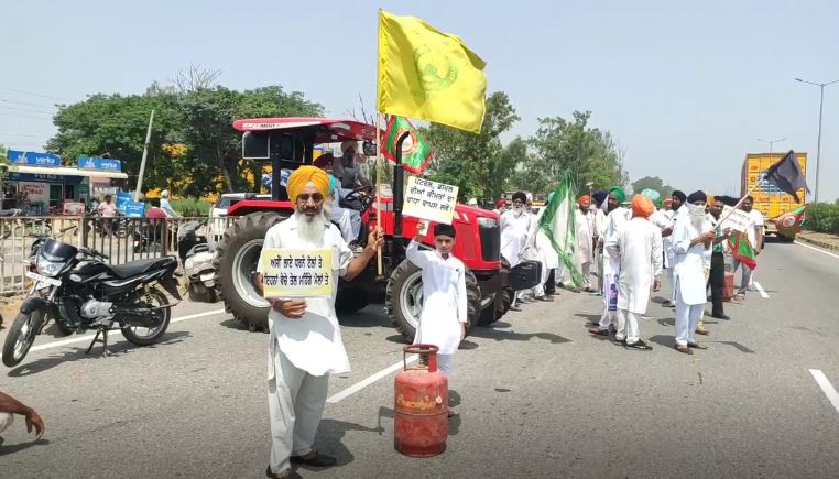 Farmers protest against rising oil prices