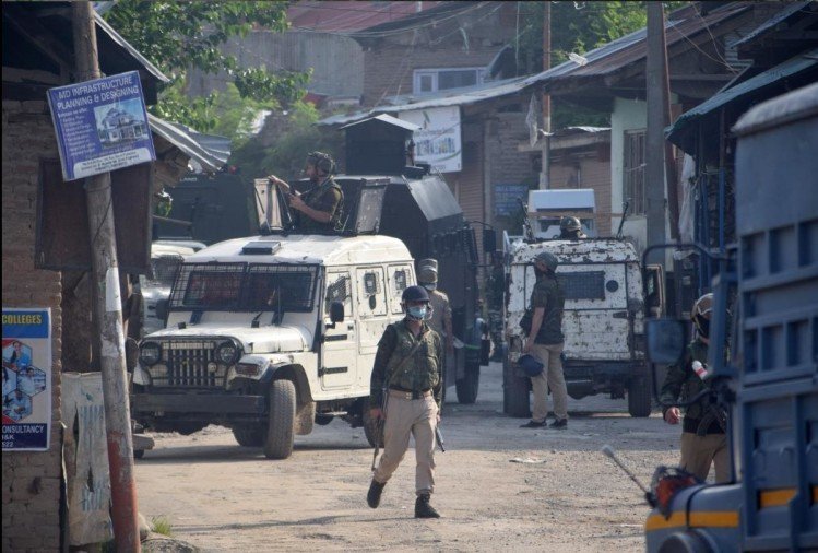 Encounter Breaks out Pulwama Town