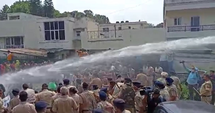 Police lathicharge water cannons 