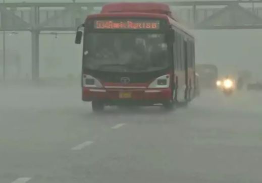 Heavy rains lashes Mumbai and Delhi