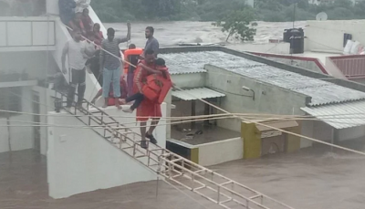 flood in gujarat ndrf rescue people