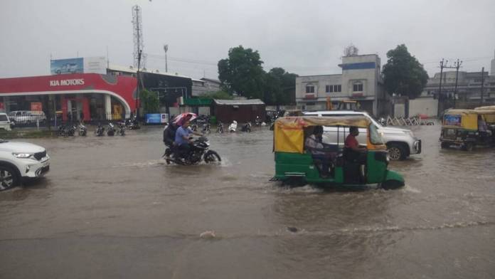 flood in gujarat ndrf rescue people