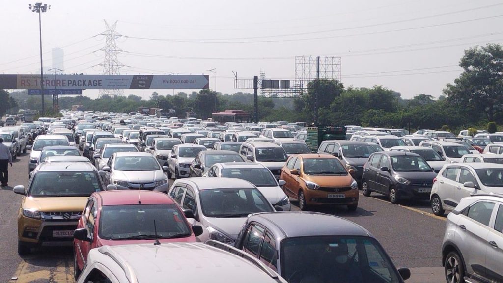 Huge traffic jam on Gurugram-Delhi border