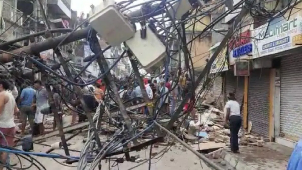 delhi a three storey building collapsed