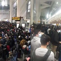 delhi airport crowd