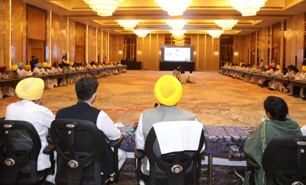 Arvind kejriwal hold virtual meeting