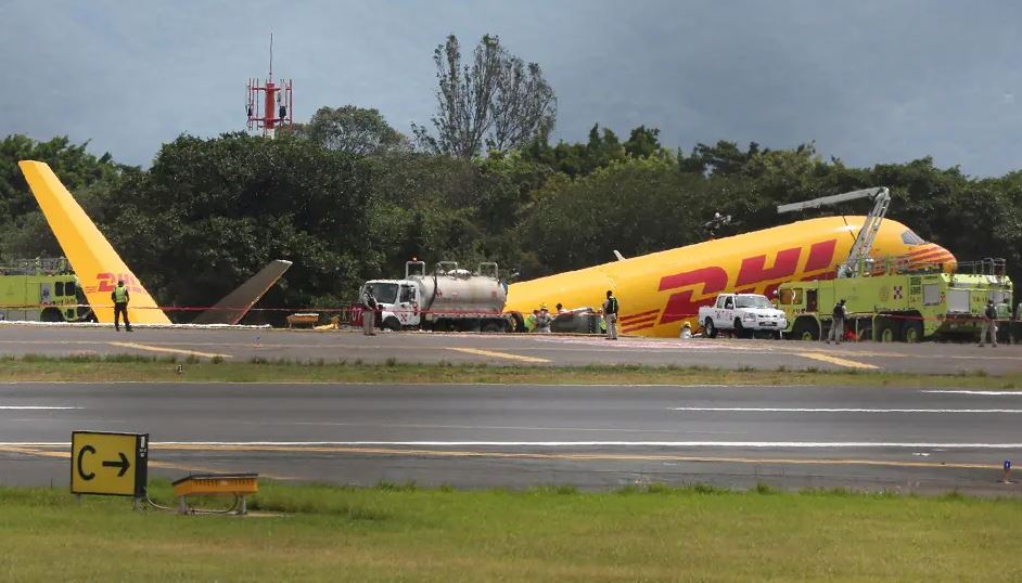 DHL cargo plane splits