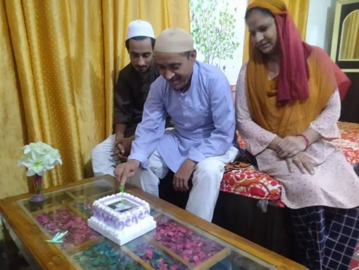 Muslim man cut cake 