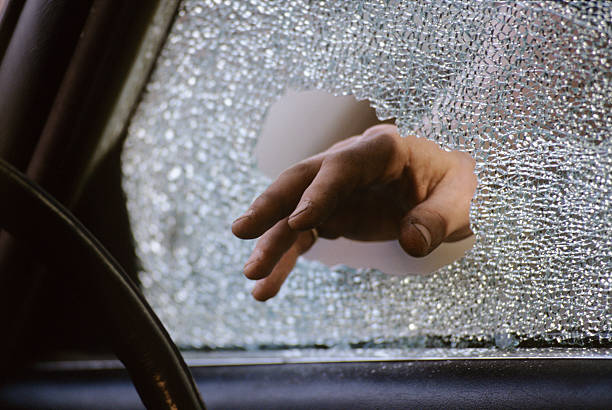 thieves car glass break