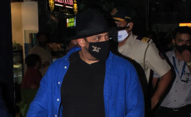 Salman Clicked Mumbai Airport