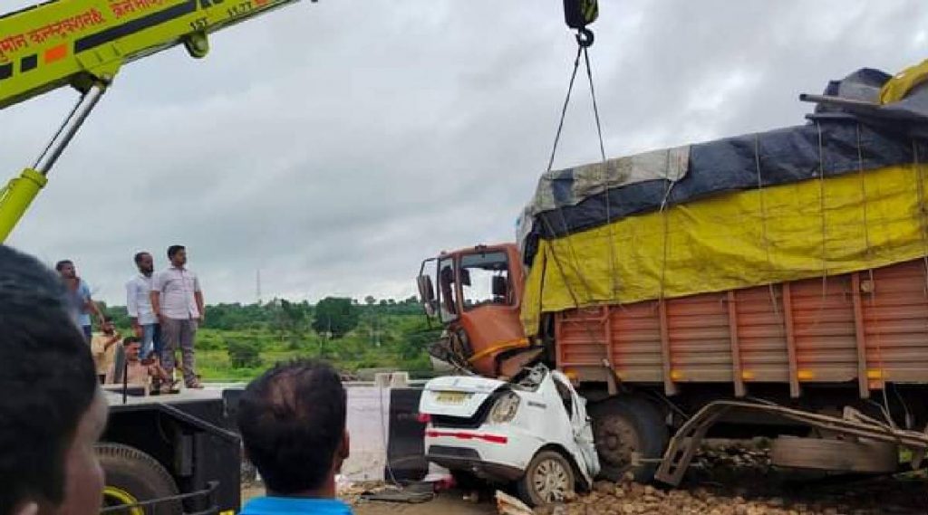 Beed Car Tempo Accident