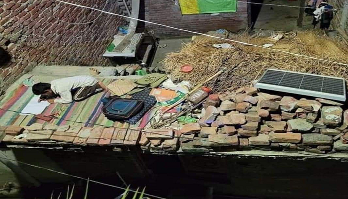 kid studying in street 