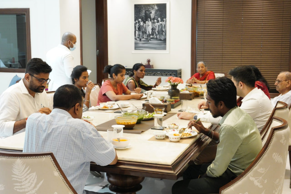 kejriwal lunch with hasrh 