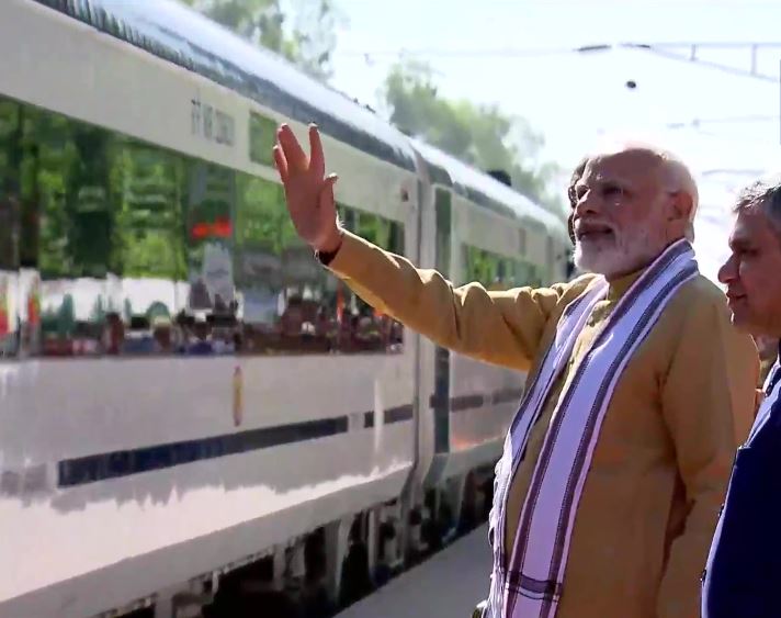 PM Modi flagged off vande bharat express