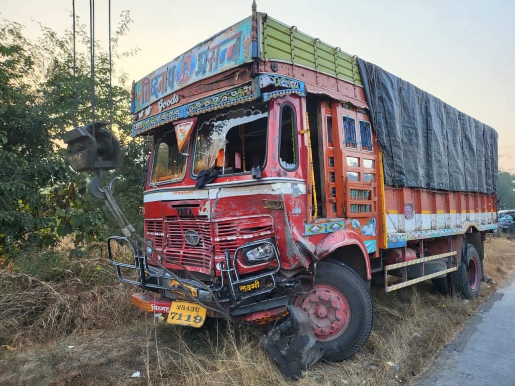Maharashtra truck car collission