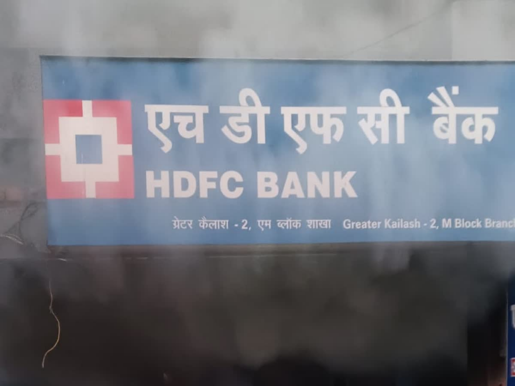 delhi fire hdfc bank