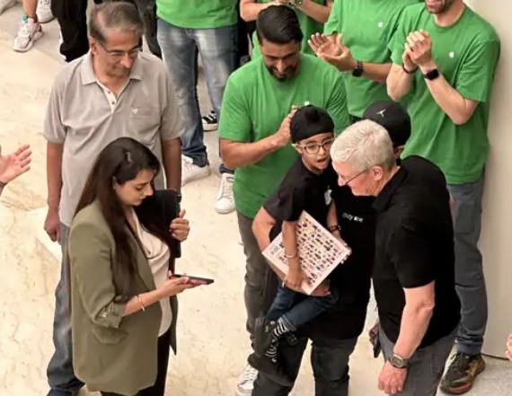 Apple Saket store opens